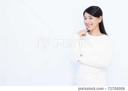 30s female white background portrait 72788006