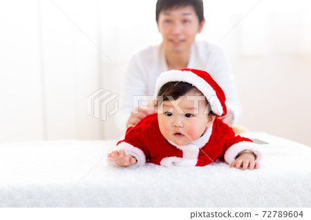 全家福兒童聖誕老人8個月大嬰兒 72789604