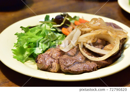 Very delicious Japanese food 72790820