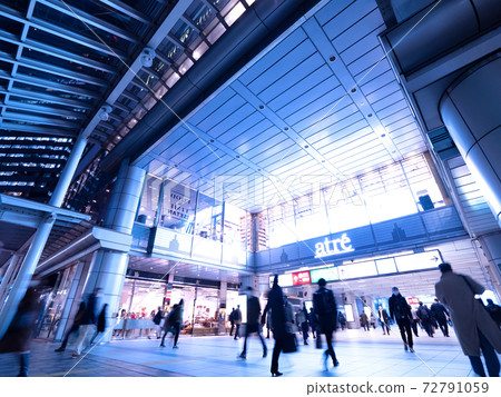 Shinagawa Station at dusk, Tokyo 72791059
