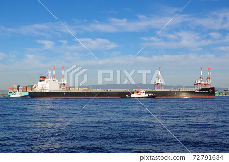 A cargo ship arriving at Osaka Port in the morning sun A cargo ship arriving at Osaka Port in the morning sun 72791684