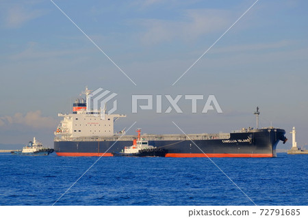 一艘貨輪在早晨的陽光下抵達大阪港 72791685