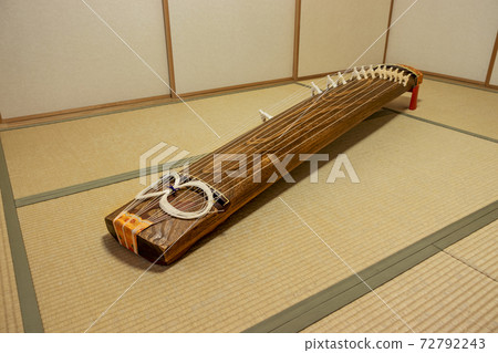 清酒放在日式房間 72792243