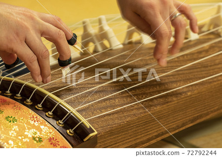Play the koto strings 72792244