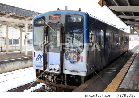 Noto Railway NT200 series railcars that stop at Anamizu Station in winter Noto Railway NT200 series railcars that stop at Anamizu Station in winter 72792353