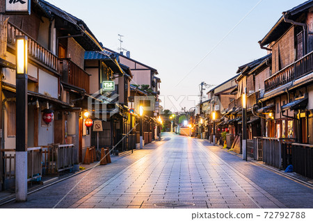 Kyoto Hanamikoji before dawn 72792788