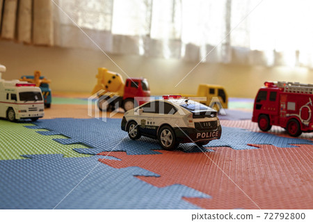 散落在兒童房的玩具車 散落在兒童房的玩具車 72792800