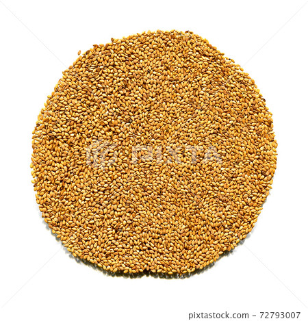 Roasted organic sesame seeds texture, isolated on white background 72793007