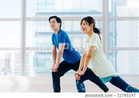 男人和女人鍛煉 72793147