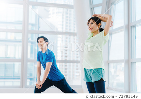 男人和女人鍛煉 72793149