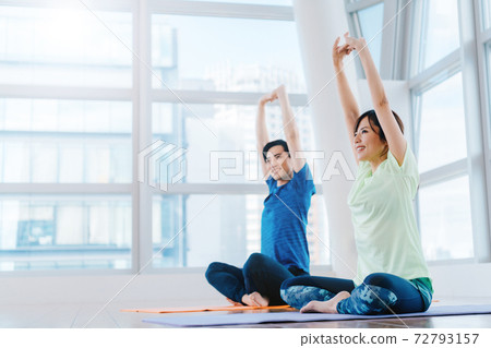 Men and women exercising 72793157