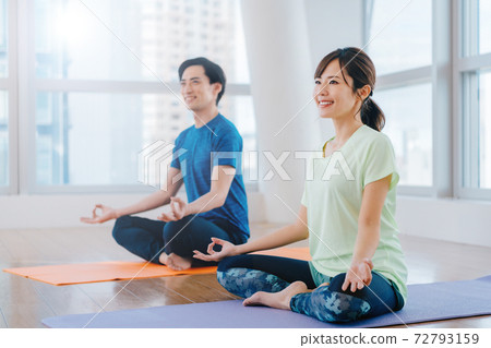 男人和女人鍛煉 72793159