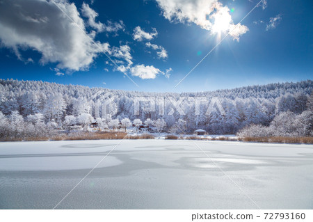 長野縣聖高原中卷湖的雪霧冰 72793160