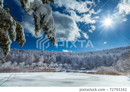 長野縣聖高原中卷湖的雪霧冰 72793162