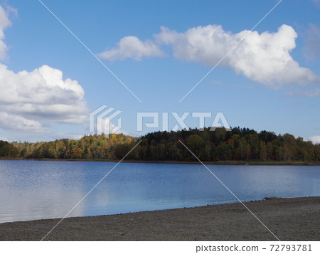 Lake Shumarinai in Autumn (Horokanai Town, Hokkaido) 72793781