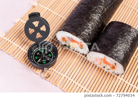 [Setsubun image: seafood ehomaki and compass] 72794034