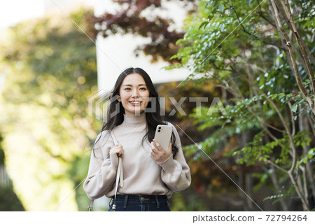 走與智能手機的一個少婦 72794264