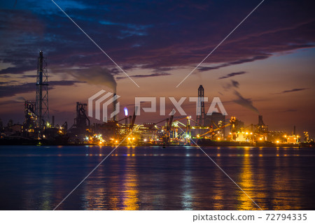[Keiyo Industrial Zone, silhouette of the evening view of Nippon Steel & Sumitomo Metal Kimitsu Works] 72794335