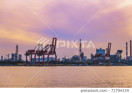 [Keiyo Industrial Zone, silhouette of the evening view of Nippon Steel & Sumitomo Metal Kimitsu Works] 72794339