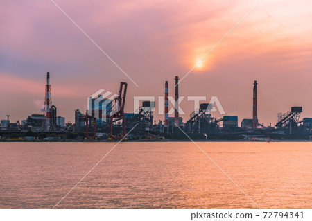 [Keiyo Industrial Zone, silhouette of the evening view of Nippon Steel & Sumitomo Metal Kimitsu Works] 72794341