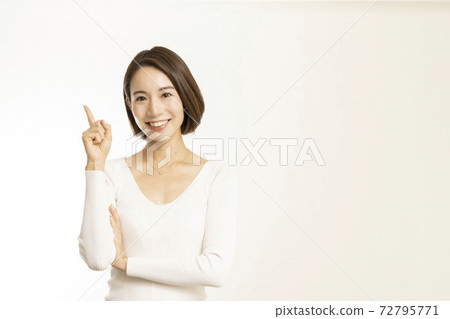 站立微笑的美麗的婦女/可愛的婦女/迷人的婦女/白色衣裳/白色牙 站立微笑的美麗的婦女/可愛的婦女/迷人的婦女/白色衣裳/白色牙 72795771