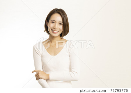 Beautiful woman standing with a smile / cute woman / charming woman / white clothes / white teeth 72795776