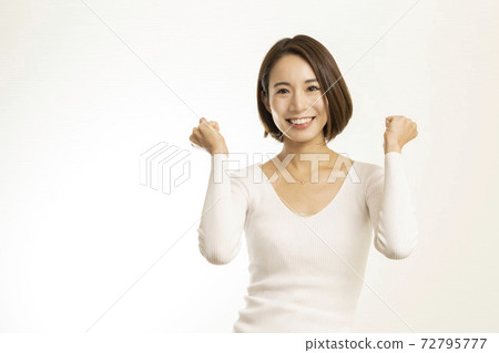站立微笑的美麗的婦女/可愛的婦女/迷人的婦女/白色衣裳/白色牙 72795777
