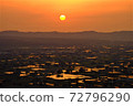 The setting sun that dyes the rice fields of the Tonami Plain in gold 72796290