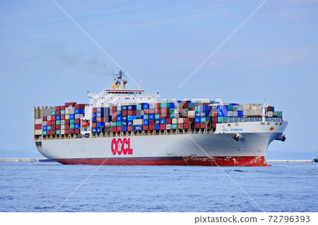 大型貨輪進入大阪港 72796393