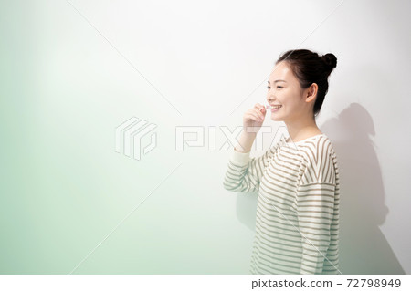 一個年輕女子刷牙 72798949