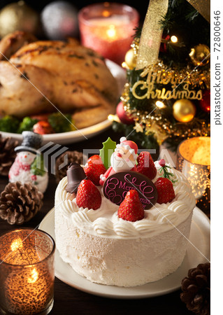 Christmas cake and roasted chicken Christmas cake and roasted chicken 72800646