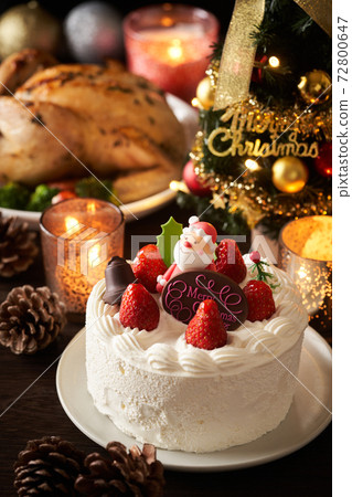 Christmas cake and roasted chicken Christmas cake and roasted chicken 72800647
