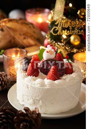 Christmas cake and roasted chicken 72800649