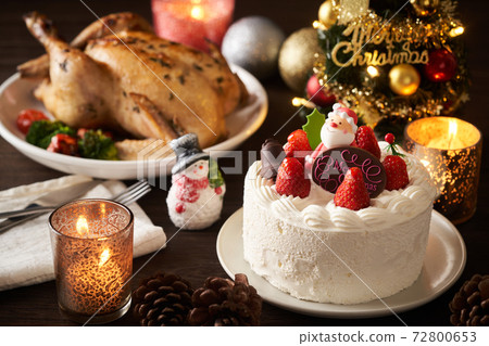 Christmas cake and roasted chicken Christmas cake and roasted chicken 72800653