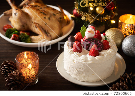 Christmas cake and roasted chicken Christmas cake and roasted chicken 72800665