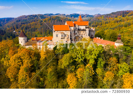 Pernstejn Castle above village of Nedvedice, Czech Republic Pernstejn Castle above village of Nedvedice, Czech Republic 72800930