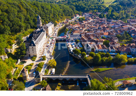 Scenic top view of the city Brantome en Perigord Scenic top view of the city Brantome en Perigord 72800962