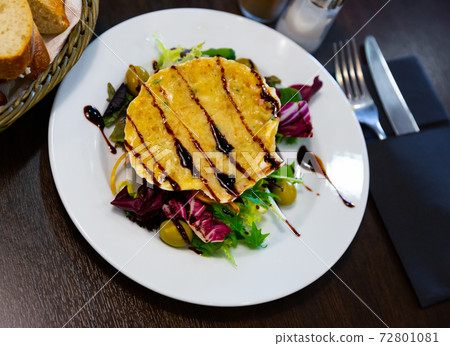 Scallop baked with cheese in seashells, served with lettuce Scallop baked with cheese in seashells, served with lettuce 72801081