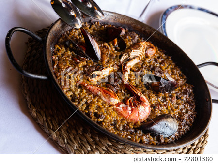 Seafood paella 72801380
