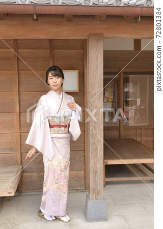 一位年輕和美麗的和服女子站姿好的身材 72801384