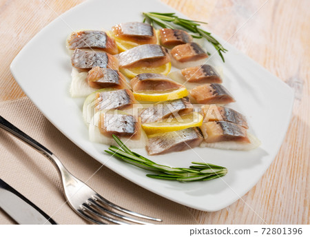 Fillet herring with rosemary, onion and lemon 72801396