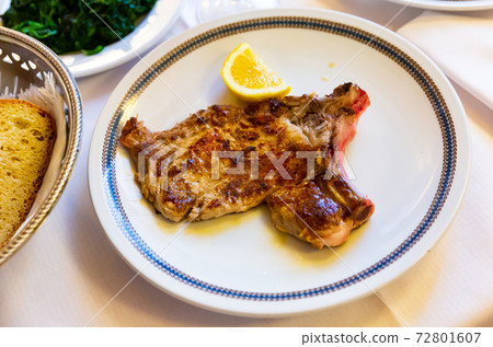 Braciola di vitello - veal chop with lemon. Italian cuisine Braciola di vitello - veal chop with lemon. Italian cuisine 72801607