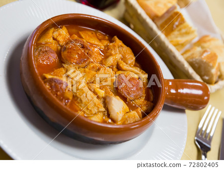 Callos in tomato sauce 72802405