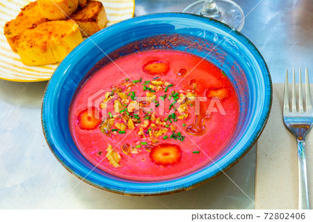 Beetroot salmorejo with nut and strawberry 72802406