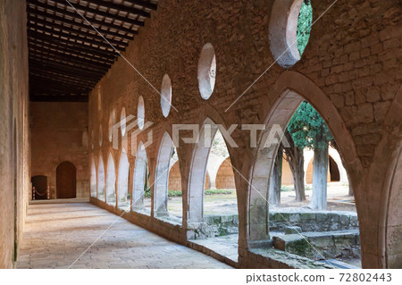Arched gallery in the monastery of Santa Maria de Santes Creus (Aiguamurcia). Catalonia, Spain Arched gallery in the monastery of Santa Maria de Santes Creus (Aiguamurcia). Catalonia, Spain 72802443