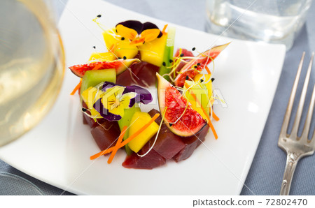 Raw tuna tartare 72802470