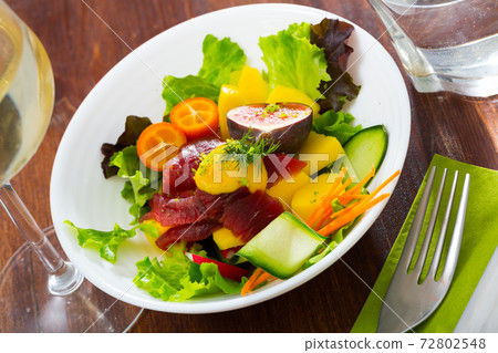 Salad with fresh tuna, mango, zucchini Salad with fresh tuna, mango, zucchini 72802548