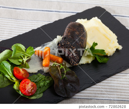 Black pudding served with mashed potatoes Black pudding served with mashed potatoes 72802628