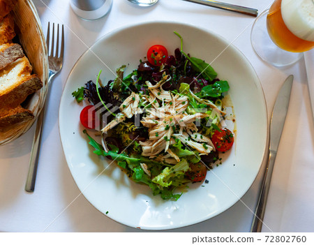 Salad with pieces of chicken, tomatoes and lettuce Salad with pieces of chicken, tomatoes and lettuce 72802760