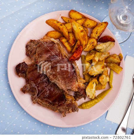 Beef steak with potatoes and artichokes Beef steak with potatoes and artichokes 72802761